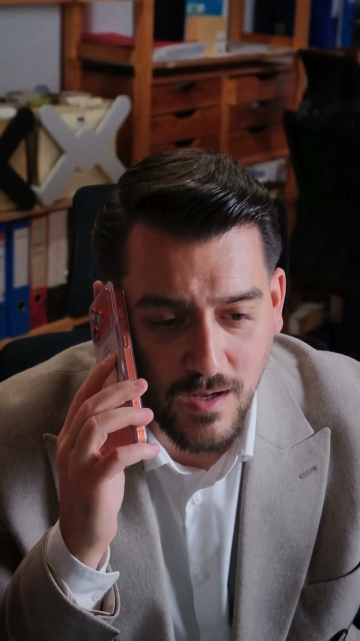 Amet Amet telefoniert im Büro der Schuldnerberatung Amet, Standbild aus unserem YouTube-Video
